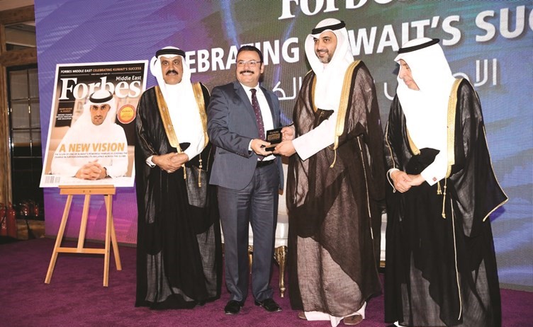 حسام أبو اللغد متسلما الجائزة عن مجموعة اسيكو﻿