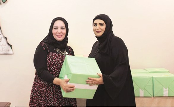 نجاة الروشيد تكرم المديرة المساعدة لمدرسة أم هاني منال عبدالهادي ﻿