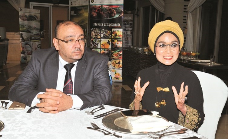 ممثلة وزارة السياحة الإندونيسية والزميل أسامة دياب﻿