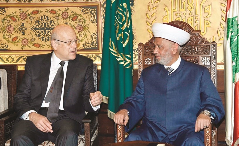 مفتي لبنان الشيخ عبد اللطيف دريان مستقبلا الرئيس نجيب ميقاتي في دار الفتوى	 (محمود الطويل)﻿