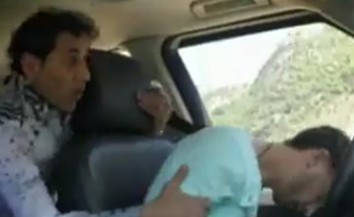 فيديو صادم .. فنان مصري كاد أن يسقط بالسيارة من سفح الجبل ..شاهدوا ماحدث