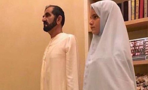 بالصور .. الشيخ محمد بن راشد ينشر صورته وهو يصلّي مع ابنته ويعلق: “أنا والجليلة”‎