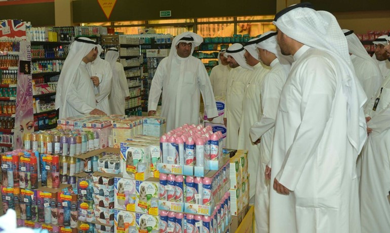 الروضان خلال جولة على الجمعيات التعاونية: نتابع أسعار السلع وسنواجه الغش التجاري بالطرق القانونية