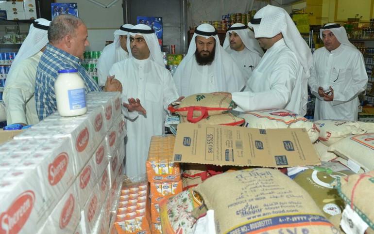 الروضان خلال جولة على الجمعيات التعاونية: نتابع أسعار السلع وسنواجه الغش التجاري بالطرق القانونية