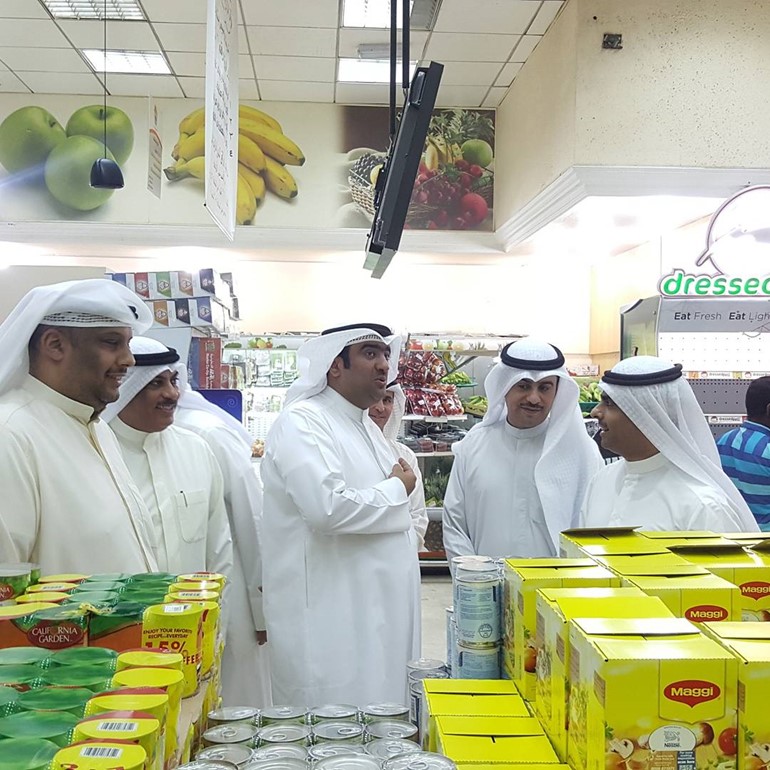 الروضان خلال جولة على الجمعيات التعاونية: نتابع أسعار السلع وسنواجه الغش التجاري بالطرق القانونية