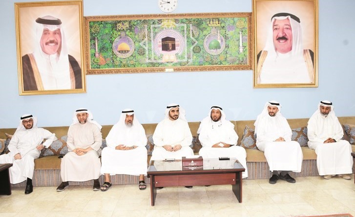 د.عبدالله المعتوق وبدر السميط وعدد من المهنئين خلال الحفل﻿