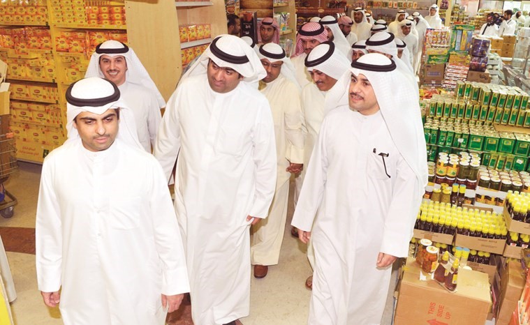 خالد الروضان وثامر السويط ورياض العدساني خلال الجولة﻿
