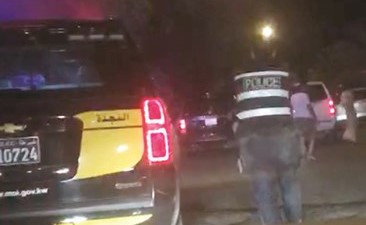 احد رجال الأمن يطلق النار في الهواء﻿