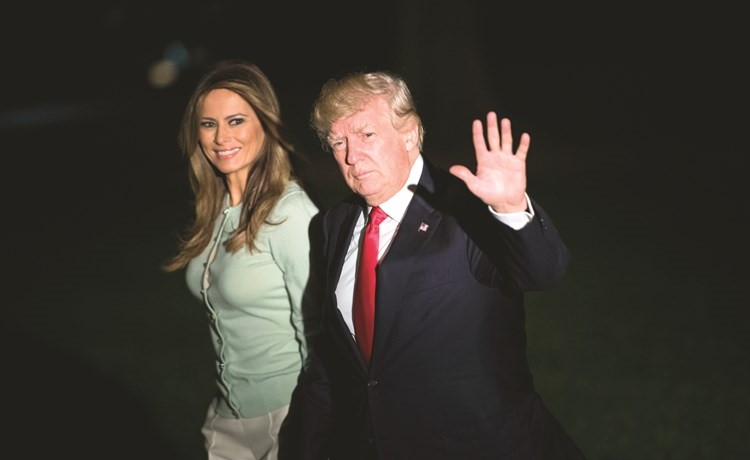 الرئيس الاميركي دونالد ترامب برفقته سيدة اميركا الاولى ميلانيا عقب عودته من جولته الخارجية الاولى امس الاول	(أ.ف.پ)﻿