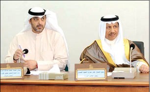سمو رئيس الوزراء الشيخ جابر المبارك والشيخ محمد العبدالله خلال اجتماع اللجنة