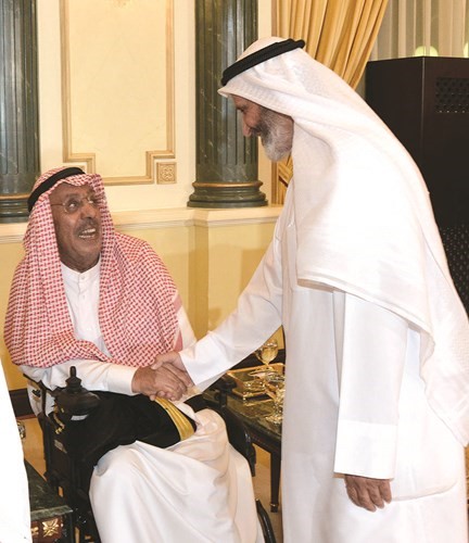 الشيخ جابر الخالد مصافحا م.محمد العليم ﻿