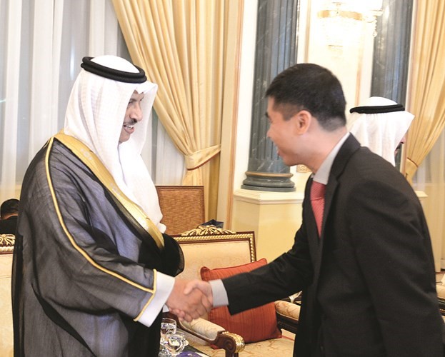 سمو رئيس الوزراء الشيخ جابر المبارك مستقبلا السفير الصيني﻿
