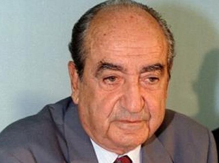 وفاة رئيس الوزراء اليوناني الأسبق كونستانتين ميتسوتاكيس
