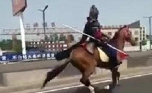 فيديو غريب.. فارس من العصور الوسطى يجري بفرسه على طريق سريع بالصين