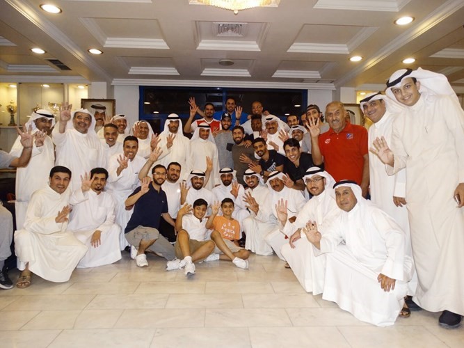 الغانم والمرزوق يشاركان اللاعبين فرحة التكريم بأبطال الإنجاز ﻿