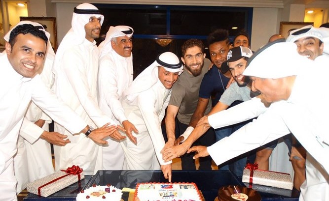 الرئيس الفخري لنادي الكويت ورئيس مجلس الأمة مرزوق الغانم ورئيس مجلس إدارة النادي عبدالعزيز المرزوق ونائبه خالد الغانم يكرمون اللاعبين﻿