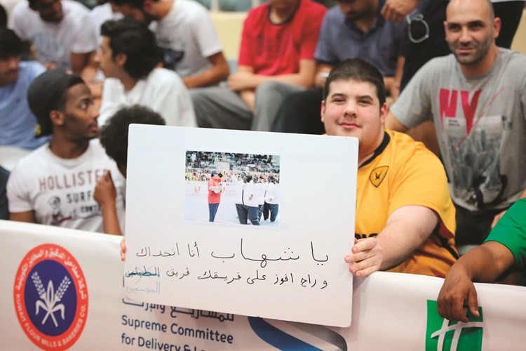 احد المشجعين يتحدى فريق الطباخين﻿