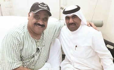 الزميل مفرح الشمري أثناء زيارته للنجم داود حسين في المستشفى ﻿