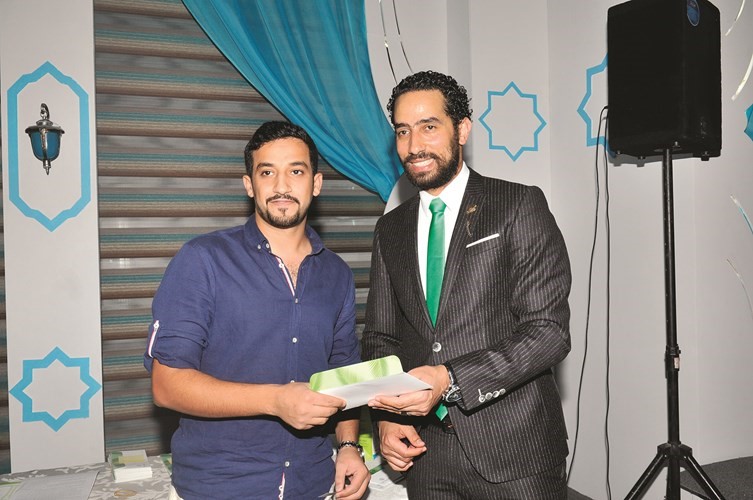 أحمد دكروري مكرما أحد الفائزين﻿