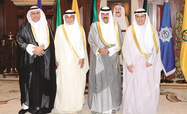 سمو ولي العهد الشيخ نواف الأحمد مستقبلا المستشار يوسف المطاوعة والمستشار علي المطيرات ود.فالح العزب﻿