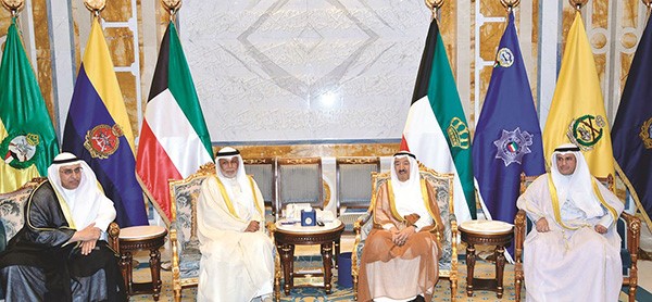 صاحب السمو الأمير الشيخ صباح الأحمد مستقبلا المستشارين يوسف المطاوعة وعلي المطيرات بحضور د.فالح العزب﻿