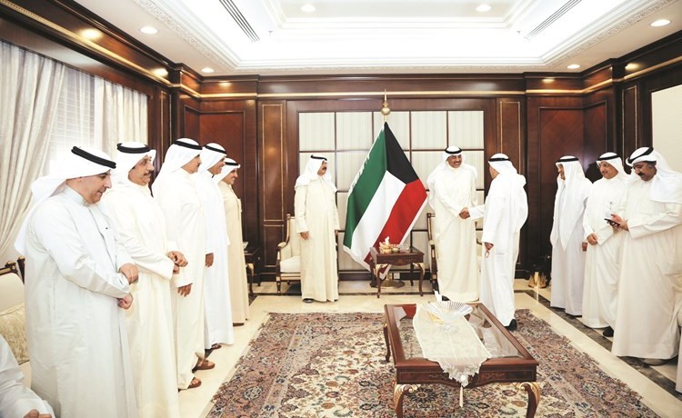 الشيخ صباح الخالد مستقبلا المهنئين بشهر رمضان المبارك﻿