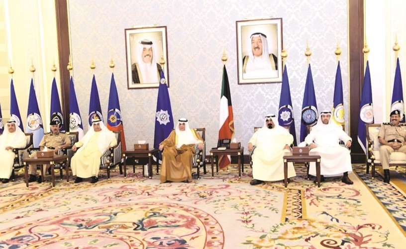الشيخ خالد الجراح متوسطا قيادات وزارة الداخلية خلال حفل الاستقبال ﻿