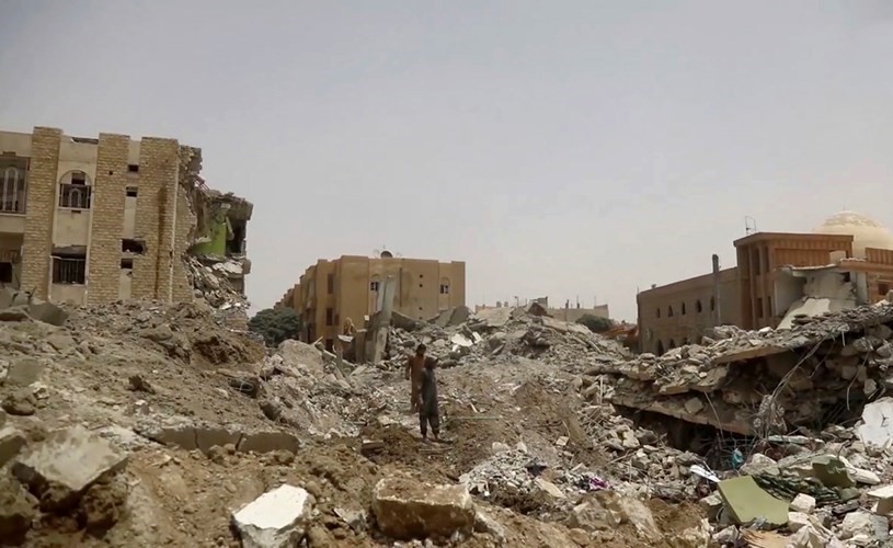 صورة نشرتها وكالة اعماق التابعة لتنظيم داعش تظهر الدمار الذي حل بالرقة نتيجة غارات التحالف الدولي	(أ.پ)﻿