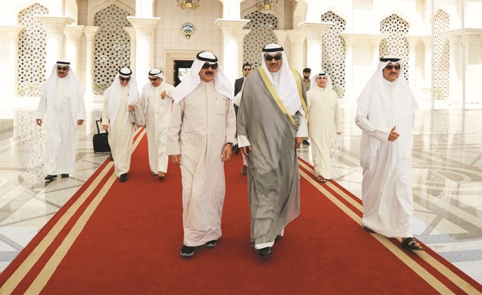 الشيخ صباح الخالد أثناء مغادرته إلى مدينة نيويورك للمشاركة في أعمال جلسة الجمعية العامة للأمم المتحدة وفي وداعه خالد الجارالله﻿