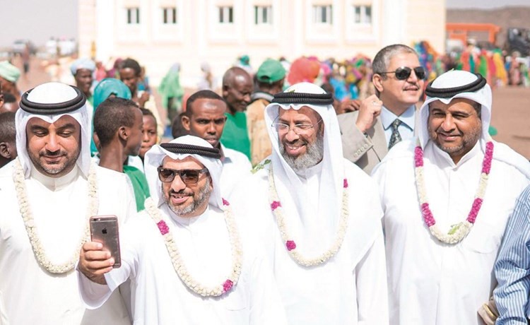 عبدالعزيز الكندري والدكتور محمد الثويني في افتتاح مؤمنة﻿