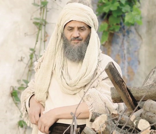 النجم خالد البريكي في مشهدين من انشودة دع الأيام﻿