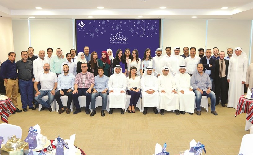 لقطة جماعية لمسؤولي الشركة والموظفين خلال حفل القريش ﻿