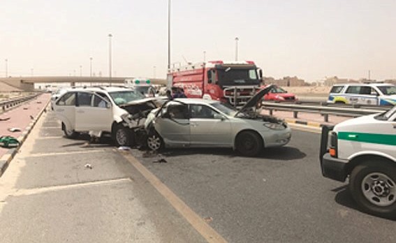 رجال الإطفاء ينقذون المصابين في حادث الدائري السادس﻿