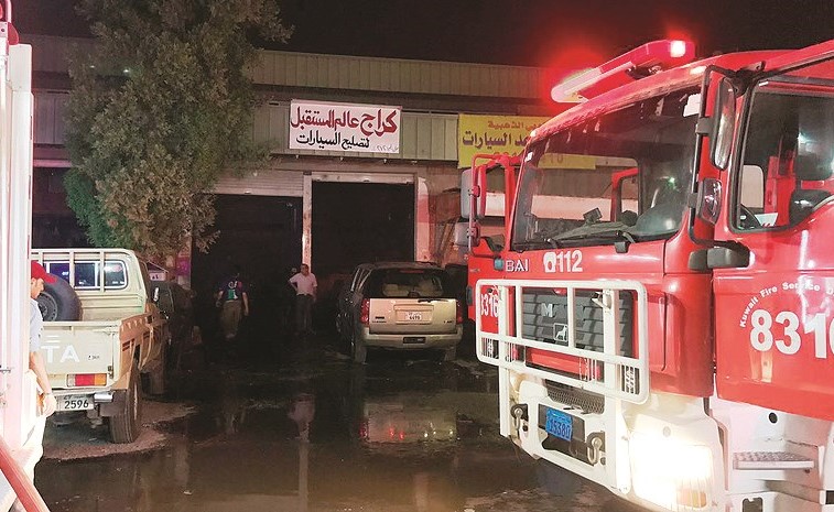 مركبات الإطفاء هرعت إلى موقع حريق صناعات الجهراء﻿