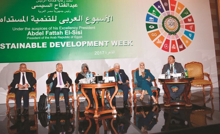 زينب القراشي خلال مشاركتها بفعاليات أسبوع التنمية العربية بالقاهرة﻿