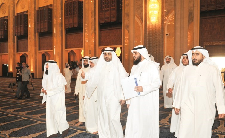 الوزير محمد الجبري خلال جولته في المسجد الكبير﻿