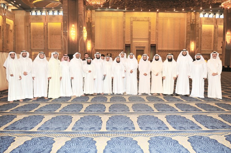 محمد الجبري وم.فريد عمادي يتوسطان العاملين في المسجد الكبير(زين علام)﻿