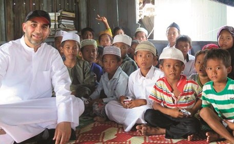 د.الراشد يتوسط الأيتام﻿