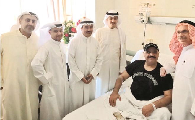 وفد وزارة الإعلام أثناء زيارته للنجم داود حسين في المستشفى﻿