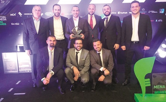 فريق عمل نيسان مع الجائزة الفضية﻿