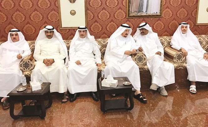 مبارك الدويلة متوسطا الحضور خلال الغبقة الرمضانية في ديوان الجسار﻿