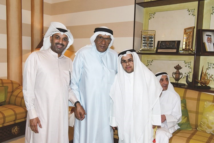 الفنان طارق العلي وعدد من الحضور﻿