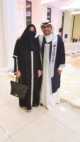 الطالب احمد رجب ووالدته﻿