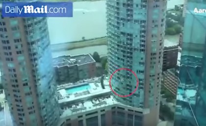 بالفيديو.. مقتل بحّار أمريكي فشل في فتح المظلة