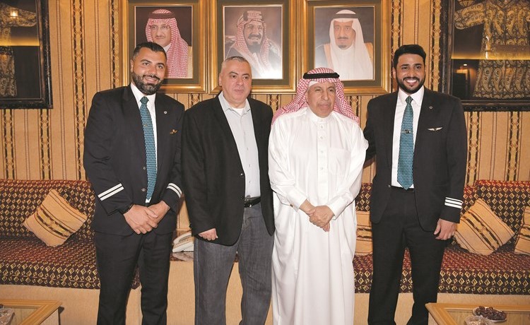 د.عبدالعزيز الفايز متوسطا عددا من الحضور﻿