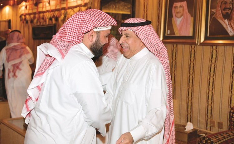 السفير السعودي د.عبدالعزيز الفايز مستقبلا منتسبي السفارة﻿