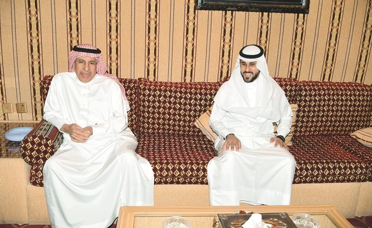 الفايز مع أحد المهنئين﻿