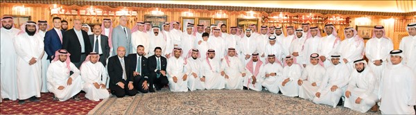 السفير السعودي لدى الكويت د.عبدالعزيز الفايز متوسطا أعضاء السفارة والمكاتب والملحقيات التابعة لها عقب مأدبة الإفطار الرمضانية 	(قاسم باشا)