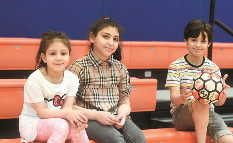 أطفال يتابعون المباريات﻿