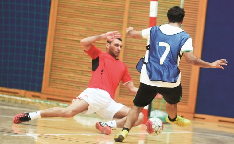 حارس بريق الدانة صلاح شوقي متصديا لتسديدة لاعب الجريدة محمد جاسم﻿